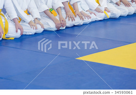 Group of children in kimono sitting on tatami 34593061