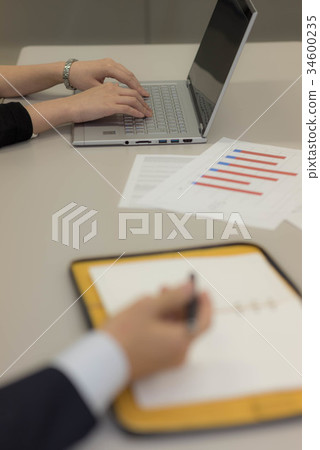 在會議期間的書桌圖像 34600235