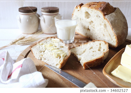 圖庫照片: french sourdough bread, butter and glass of milk