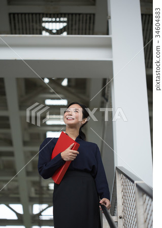 建築師仰望天空和微笑（垂直） 34604883