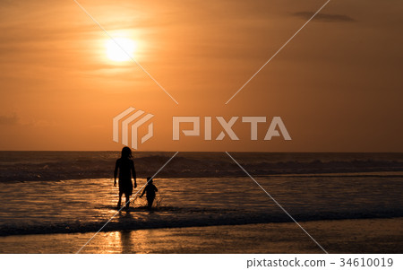 Silhouette of unrecognisable man and child  34610019