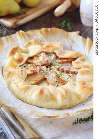Pear tart with caramelized onions and Parmesan 34610710
