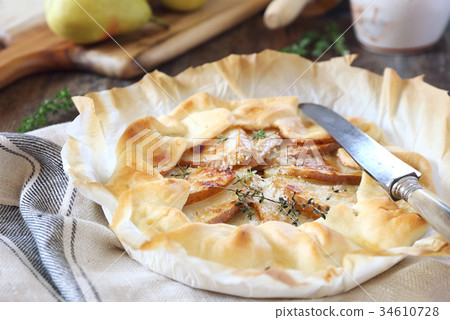 Pear tart with caramelized onions and Parmesan 34610728