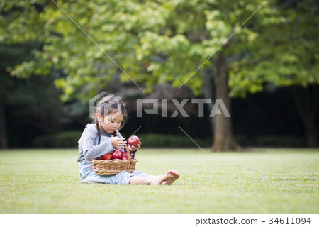 一個吃蘋果的女孩 34611094