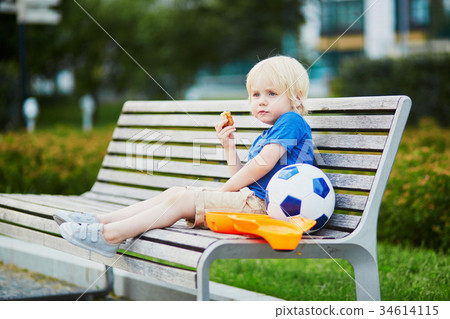 Little boy with lunchbox and healthy snack Little boy with lunchbox and healthy snack 34614115