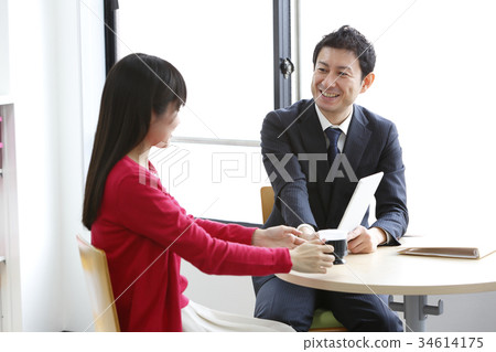 Business negotiation sales solicitation business man 34614175