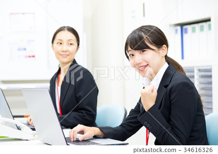 Female employee OL newcomer education businessman salary man computer office image business image 34616326