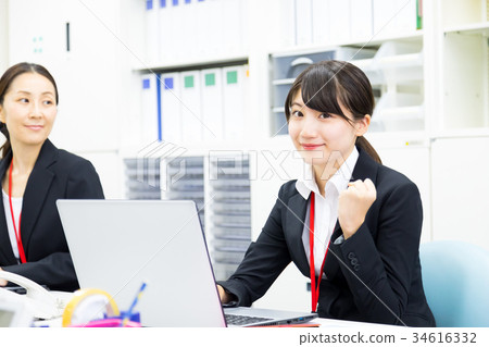 Female employee OL newcomer education businessman salary man computer office image business image 34616332