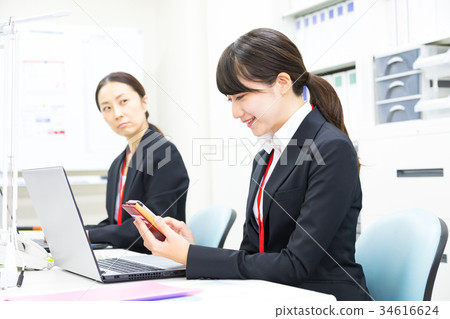 使用智能手機OL商人Salaryman個人計算機辦公室圖像企業圖像的女性僱員 使用智能手機OL商人Salaryman個人計算機辦公室圖像企業圖像的女性僱員 34616624