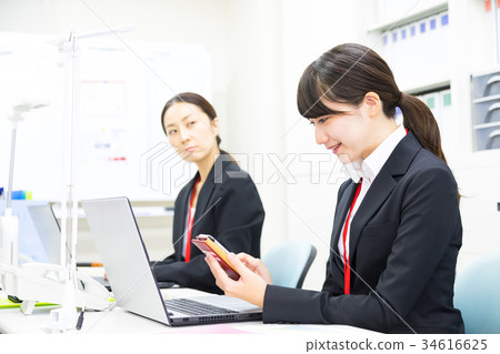 使用智能手機OL商人Salaryman個人計算機辦公室圖像企業圖像的女性僱員 使用智能手機OL商人Salaryman個人計算機辦公室圖像企業圖像的女性僱員 34616625