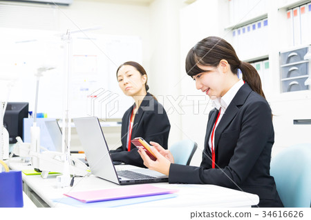 使用智能手機OL商人Salaryman個人計算機辦公室圖像企業圖像的女性僱員 使用智能手機OL商人Salaryman個人計算機辦公室圖像企業圖像的女性僱員 34616626