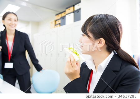 Female employee OL businessman eating at the desk 34617293