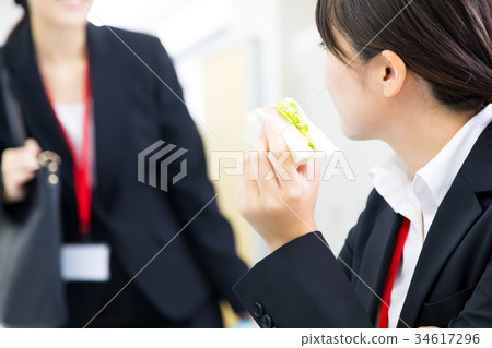 Female employee OL businessman eating at the desk 34617296