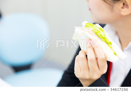 Female employee OL businessman eating at the desk 34617298