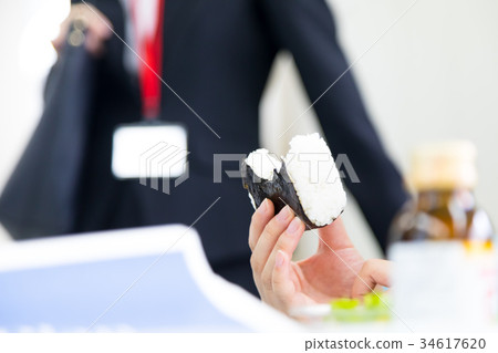 Female employee OL businessman eating at the desk 34617620