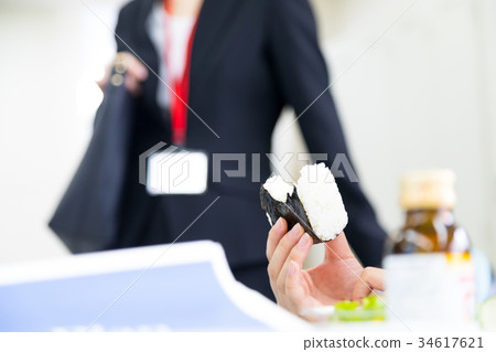 Female employee OL businessman eating at the desk 34617621