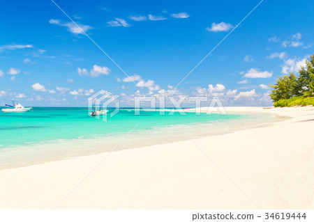 Turquoise blue lagoon with snow white sand 34619444