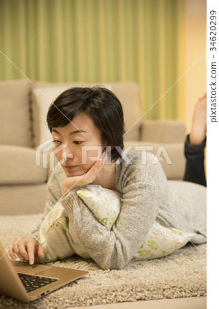 Ala四個女人躺著看著一台電腦 Ala四個女人躺著看著一台電腦 34620299