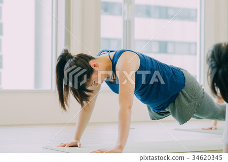 做瑜伽的少婦在瑜伽演播室 34620345