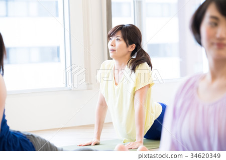 做瑜伽的少婦在瑜伽演播室 做瑜伽的少婦在瑜伽演播室 34620349