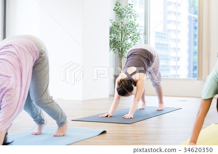 做瑜伽的少婦在瑜伽演播室 34620350