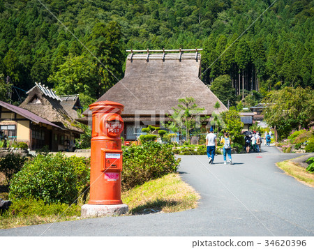 森林的減速火箭的崗位和村莊 34620396