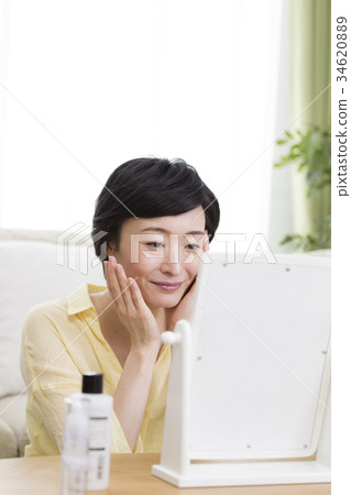 關心你的皮膚的女性 關心你的皮膚的女性 34620889