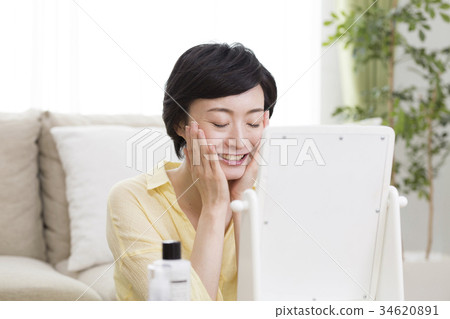 關心你的皮膚的女性 關心你的皮膚的女性 34620891