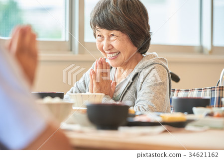 Nursing home senior meal 34621162