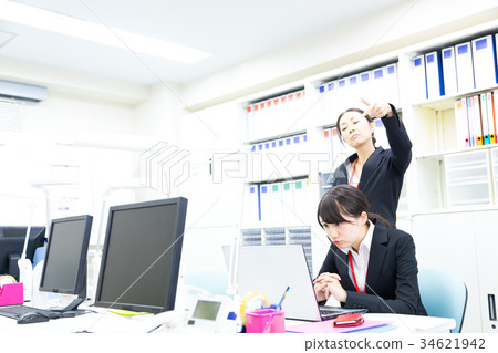 Female employee OL newcomer education businessman salary man computer office image business image 34621942