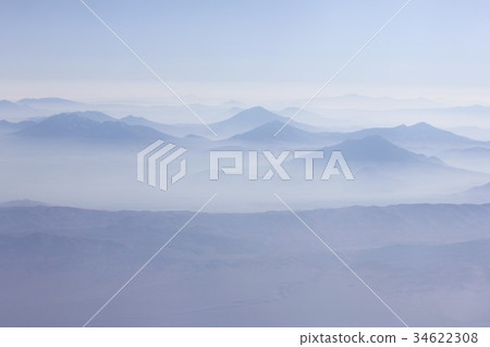 安地斯山的鳥瞰圖在中央智利,南美,在初夏早晨 安地斯山的鳥瞰圖在中央智利,南美,在初夏早晨 34622308