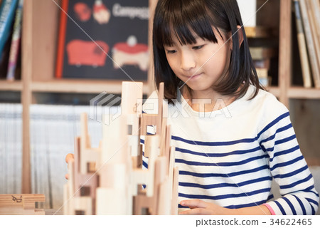 Girl playing with blocks 34622465