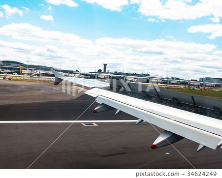 Aircraft landing in Heathrow Airport Aircraft landing in Heathrow Airport 34624249