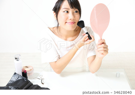 年輕女人化妝臉頰刷 34628040