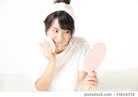 使用化妝泡芙的少婦 使用化妝泡芙的少婦 34628358