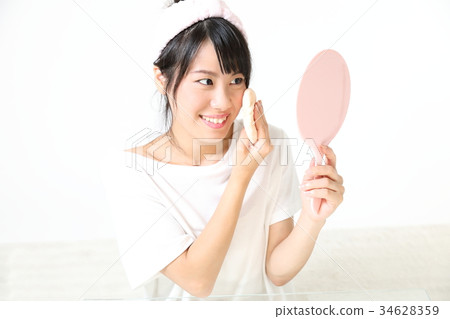 使用化妝泡芙的少婦 34628359