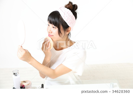 使用化妝泡芙的少婦 使用化妝泡芙的少婦 34628360
