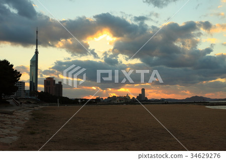 某個塔附近的黃昏 34629276