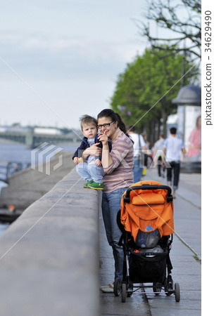 Mother and son stand on the embankment in Sankt Petersburg 34629490