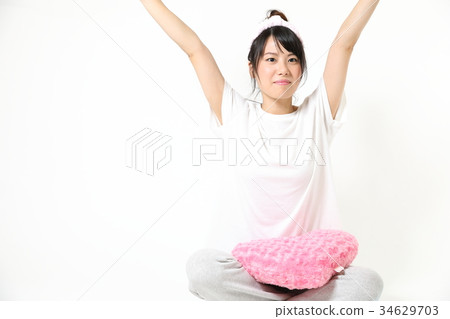 拿著心臟坐墊的少婦 拿著心臟坐墊的少婦 34629703