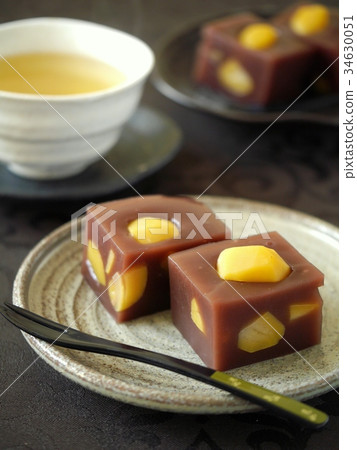 Kuri Yokan and green tea (vertical position) 34630051