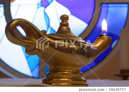 A golden Aladin lamp 34630757