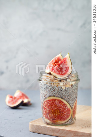 chia pudding with figs 34631016
