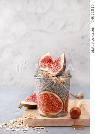 chia pudding with figs 34631019