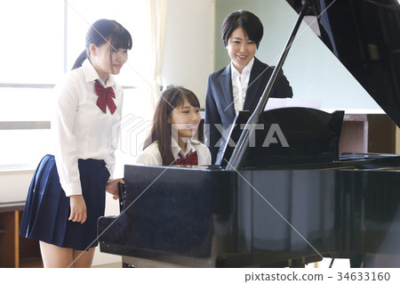 學生彈鋼琴 34633160