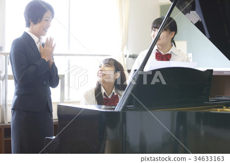 Students playing the piano 34633163
