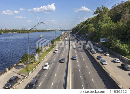 The city route of Kiev goes along the embankment 34636212