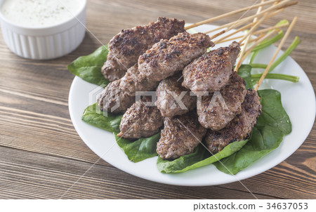 Beef cabobs with tzatziki sauce 34637053