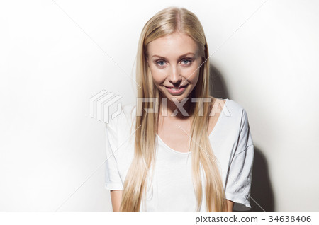 Portrait of a beautiful woman 34638406