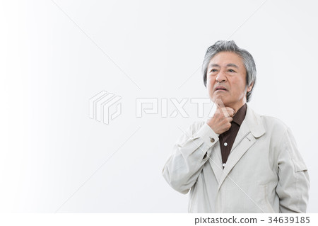 Senior man sore throat 34639185
